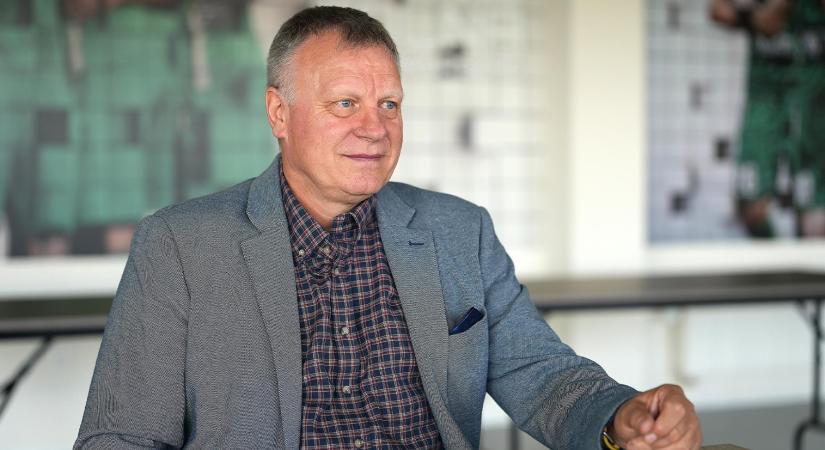 Elismerés Bognár Györgynek - a Paks vezetőedzője újabb díjat vehetett át