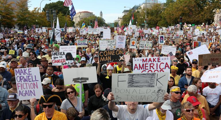 Kettészakadt Amerika, milliók vonultak az utcára