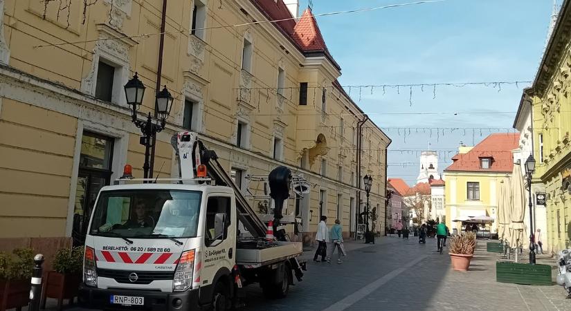 Elkezdték felrakni az adventi fényeket Győrben
