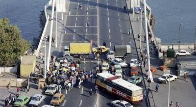 Puccskísérlet vagy polgári engedetlenség? – 35 éve ezen a napon kezdődött a taxisblokád
