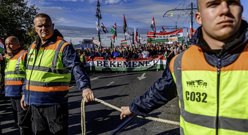 Az ellenzéknek nincs pénze buszokra és vonatutakra, ezen az október 23-án már a látszat sem érdekelte a Fideszt