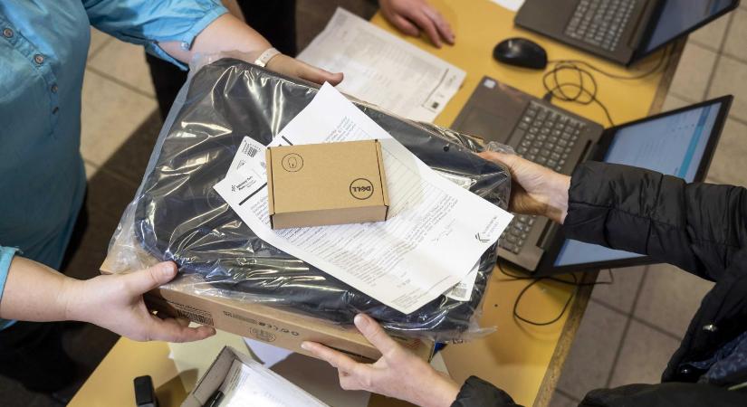 „A digitális tananyag, amely a Krétából is elérhető, egy nagy rakás szar” – Háborognak a tanárok, az iskolai laptopok nagy része a dobozban múlt ki