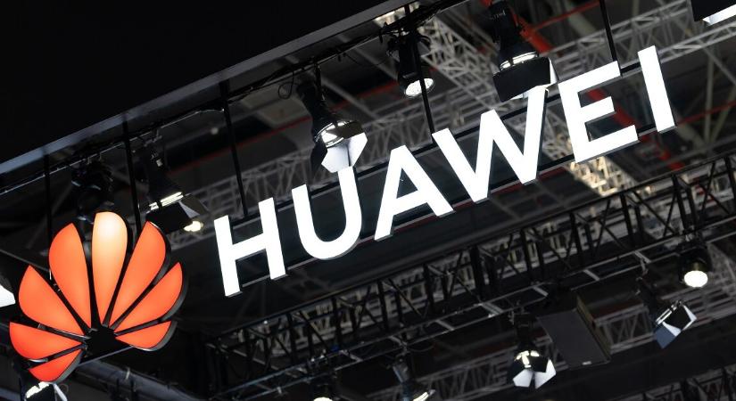 Ez az okosóra 150 méterig vízálló, és 11 napig bírja egy töltéssel