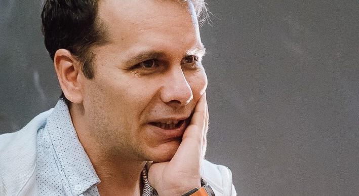 Ne identitássimogatásra használjuk a színházat, hanem tükörnek! – Interjú Botos Bálint rendezővel
