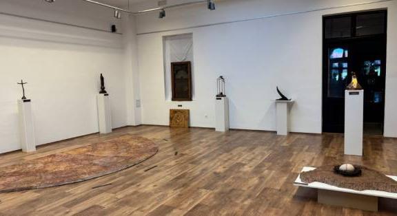 Hagyomány és expresszív lelki világ a Hansági Múzeum legújabb időszaki tárlatán