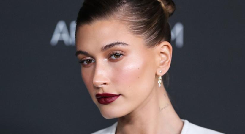 Hailey Bieber konyhája megmutatja, mi lesz 2026 legtrendibb árnyalata – a sötétkék az új semleges