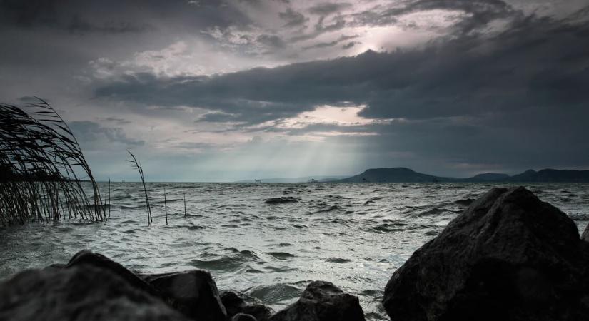 Durva viharokkal köszönt be a téli időszámítás – 6 megyére figyelmeztetést adtak ki