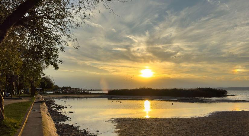 Rendkívüli sziget emelkedett ki a Balatonból, sokkolnak a látványon az emberek