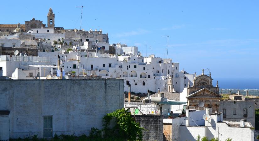 Az olasz Santorini görög hangulatot kínál, de kisebb a tömeg és ősszel a legjobb úti cél