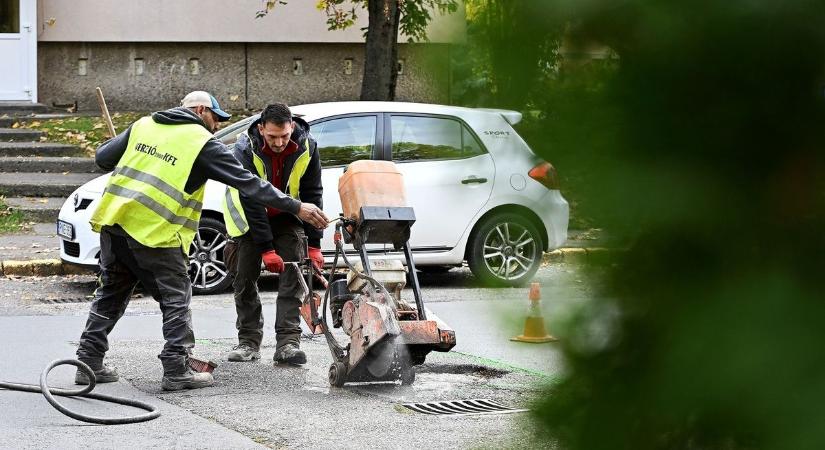 Eltűnnek a kerékgyilkos kráterek Egerből, mutatjuk, mennyit tömnek be