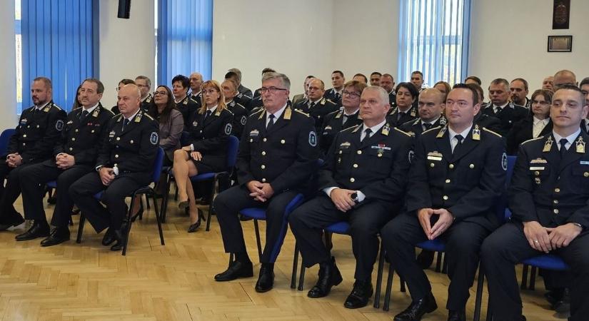 Ők azok a rendőrök, akiket most az egész Baranya ünnepel (VIDEÓ)