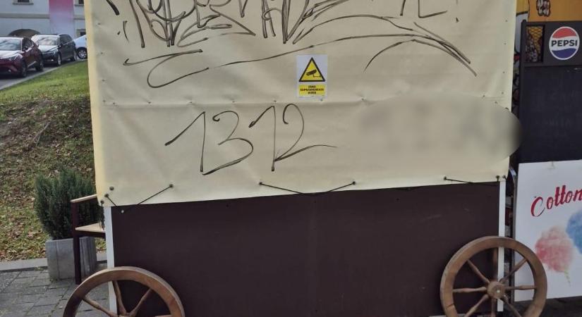 Busás büntetést kapott egy fiatal, aki filctollal firkált a történelmi városrészen