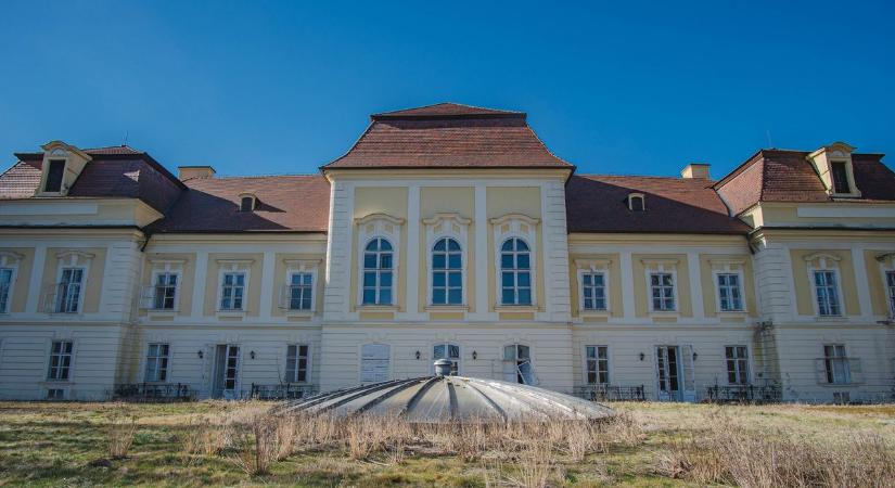 Lehangoló látványt nyújt az egykor impozáns kastély (fotók!)