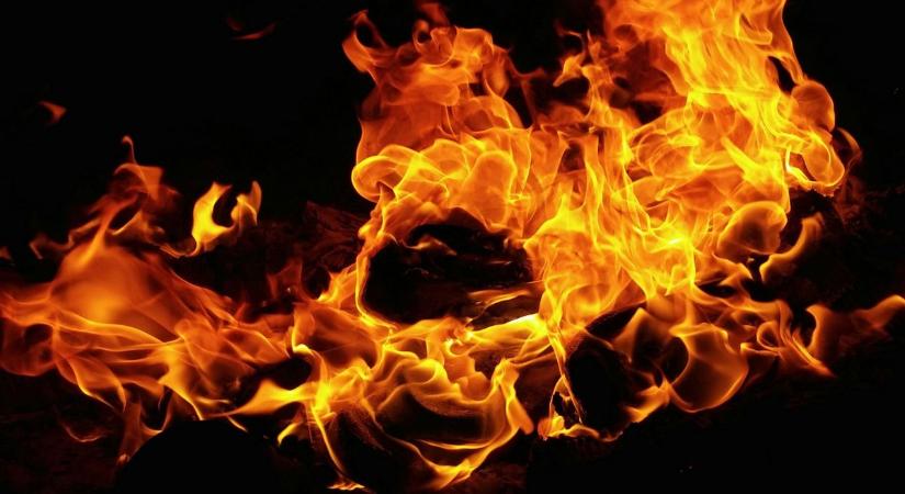 Felcsaptak a lángok a Petőfi Sándor utcában, hatalmas a baj