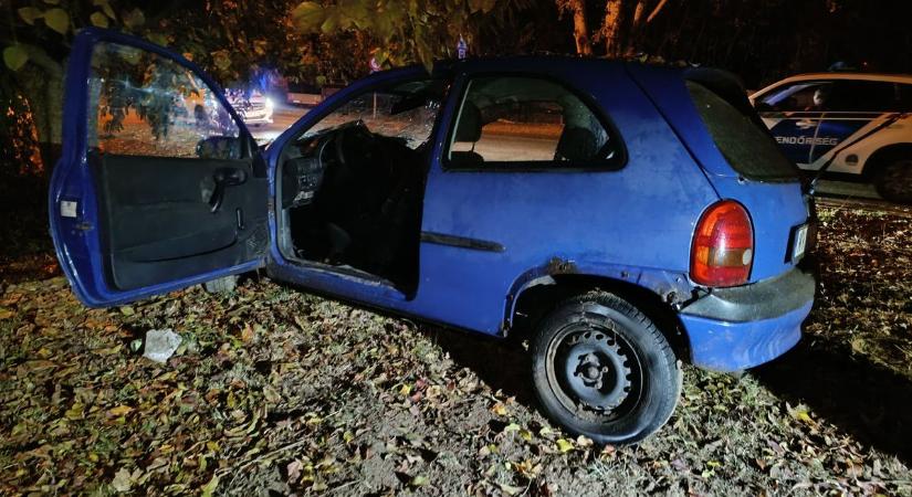 Ittasan, jogosítvány nélkül, lejárt műszakival hajtott fának egy eszelős sofőr a Halasi úton – fotók, videó