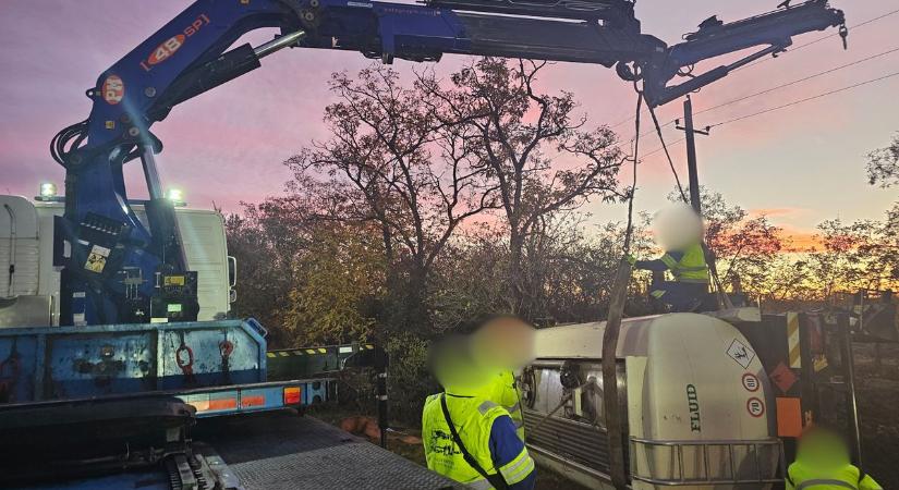 Durva képek érkeztek a vaddal ütközött, oldalára dőlt teherautóról – íme, a mentés pillanatai!