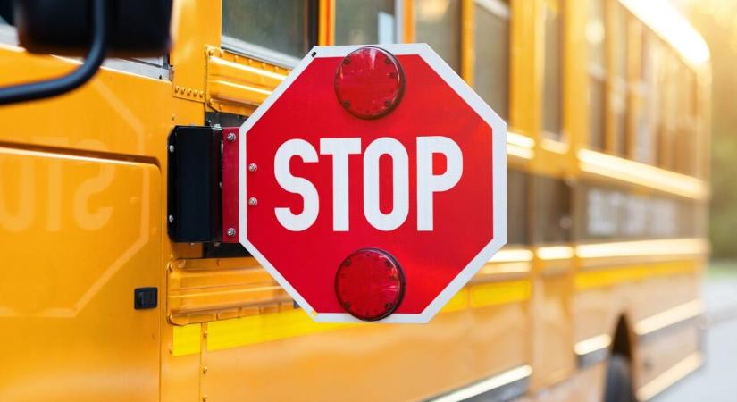 Teljesen lángokba borult egy iskolásokkal teli busz