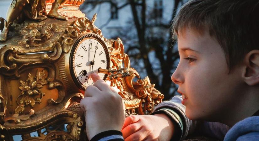 Sokan nem szeretik, de mégis tekergetjük az órákat, éjszaka jön a következő