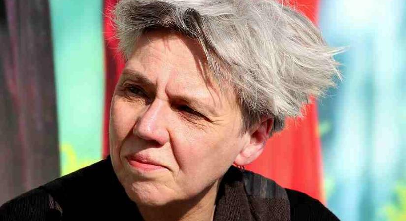 FÉNYBŐL ÉS PORBÓL Interjú Esther Kinskyvel