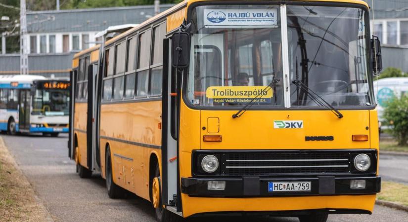 Visszatérnek a retró járművek Debrecenbe, ráadásul egy titokzatos vendég is érkezik a DKV-hoz