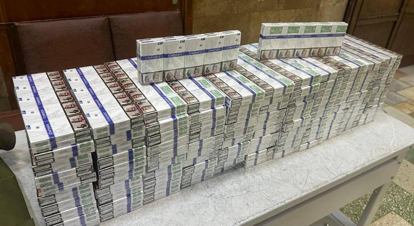 Csempészcigarettát találtak egy Magyarországra tartó személyvonaton