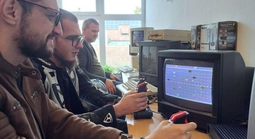 A zene sercegett, a játék töltött – újra szólt a bakelit és zúgott a floppy