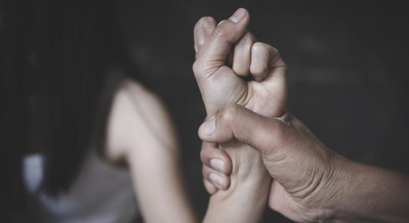 Zsarolták, kirabolták és bántalmazták tanárnőjüket – börtönbe kerül három szlovákiai fiú
