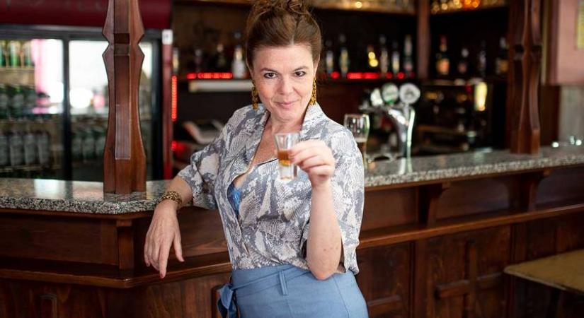 Íme A mi kis falunk kocsmárosnéjának gyönyörű lánya: Anna követte az anyját a pályán
