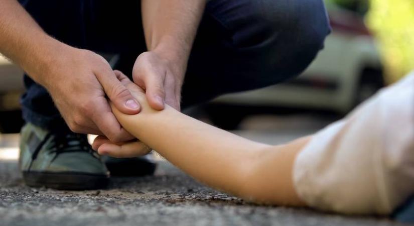 Stroke-ot kapott a kislány játék közben: ezekkel a tünetekkel vitték kórházba a magyar mentők