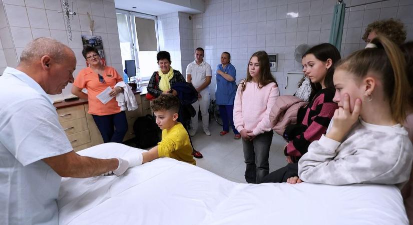 Kórházi látogatás Kiskunhalason: a gyerekek testközelből ismerkedtek az egészségüggyel – fotók, videó