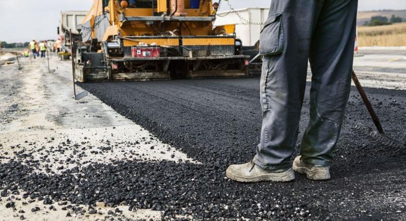 Folyamatosan újulnak meg az utak a városban
