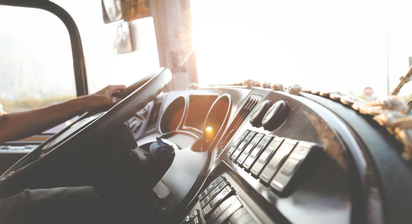 17 tonnás busz elé vágott be az őrült sofőr az Üllői úton - Videó!