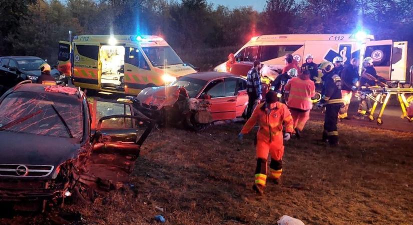 Gyerekek életveszélyes sérüléseket szenvedtek az M1-es borzalmas balesetében!