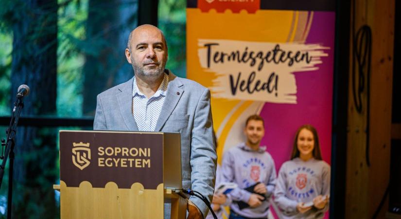 "Otthon is, itthon is vagyok” – Beszélgetés Füleki Tibor belsőépítésszel