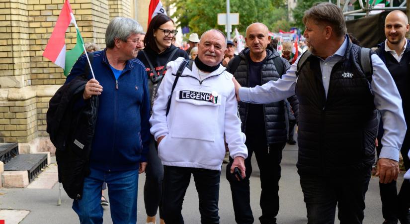 Nagy Feró bukhatja a díszpolgári címét