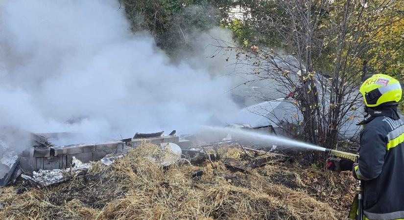 Minden erejükkel küzdöttek a tűzoltók, de hiába: a földdel vált egyenlővé egy ház Kiskunmajsán