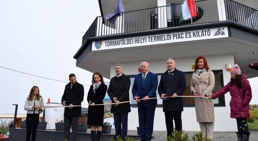 Nagyot dobbant a hegyhát szíve, megnyílt a zalai település új büszkesége! Jó pohár borral a kézben lehet gyönyörködni a panorámában (galéria, videó)