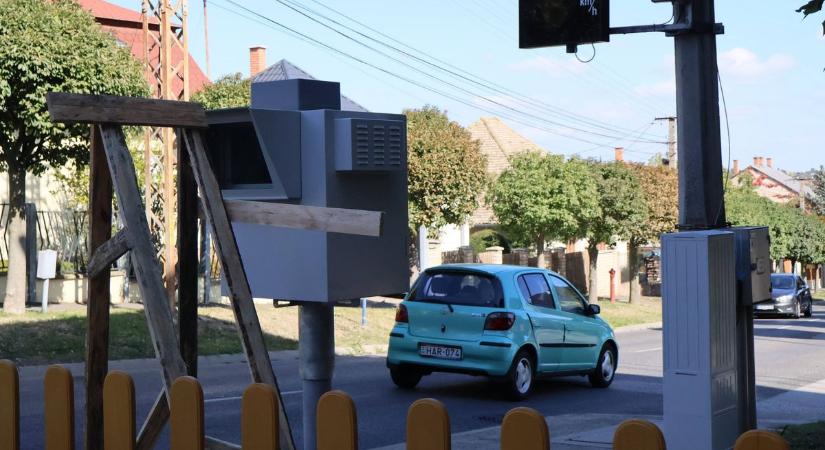 Van, akinél kiverte a biztosítékot, hogy mérik a sebességet a városban