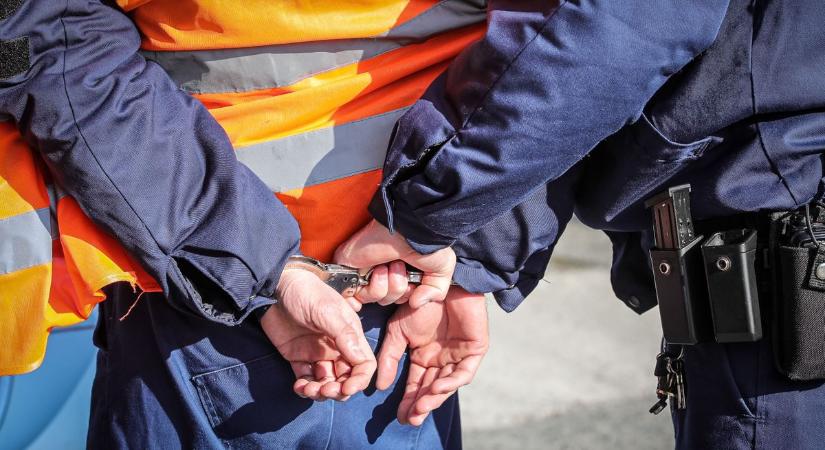 Táncra perdült a tolvaj a lopott kártyával, de jött a PIN-kód és a bilincs - videóval