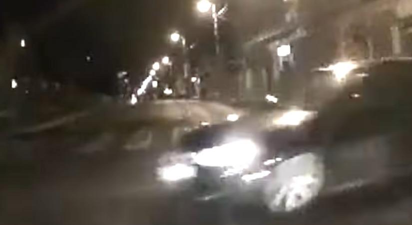 Millimétereken múlott a tragédia, kivágott a busz elé egy őrült autós