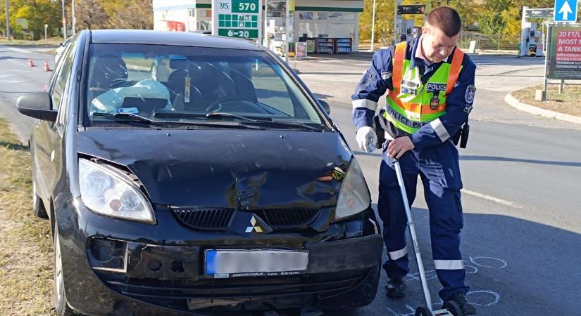 Kanyarodó autóba rohant a figyelmetlen sofőr, egy 8 éves kislányt a sürgősségire szállítottak – fotók, videó