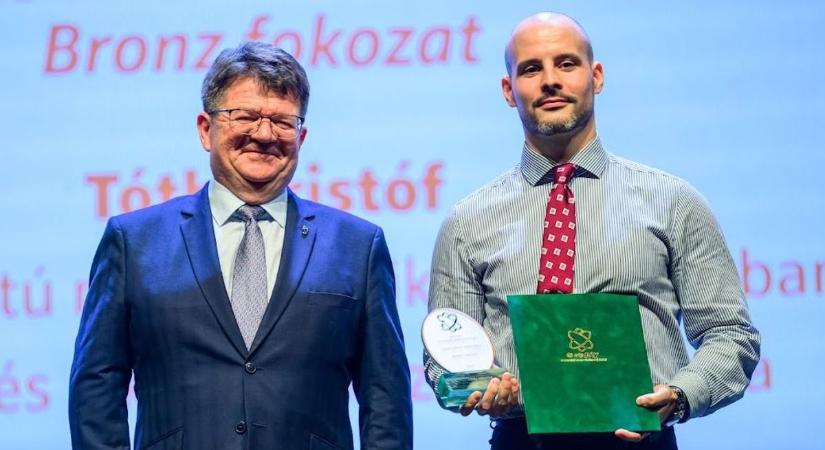 Ez a győri fizikatanár még a kvantummechanikát is megszeretteti a diákokkal – Díjat kapott Tóth Kristóf