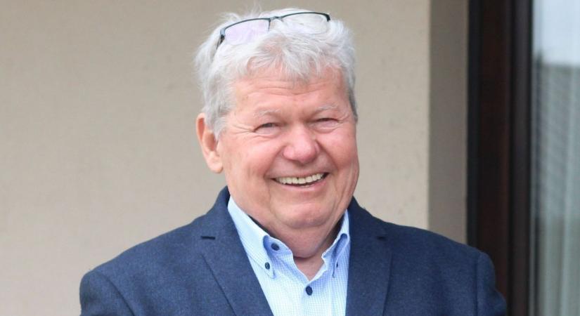 Eső, szél, de kitartás: a paksi piacon is sorban álltak a béke hívei (videóval)