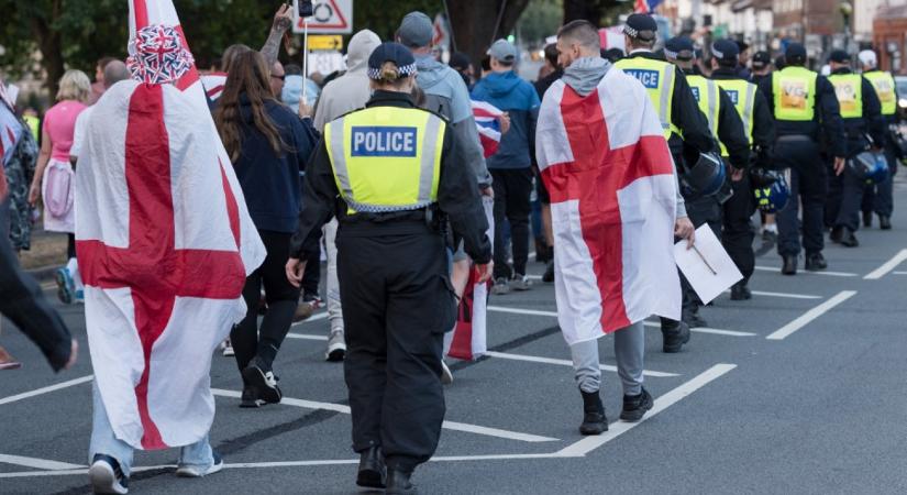 Bévések a csúcson: a britek kitoloncolás helyett tévedésből szabadon engedtek egy illegálisan az országba érkezett szexuális zaklatót