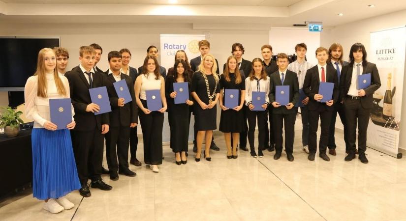 Két és fél millió forintot osztanak ki a fiatalok között