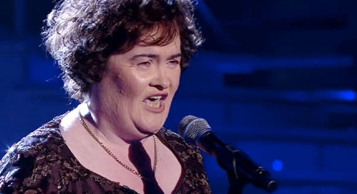 Emlékszik még Susan Boyle-ra? Rá sem ismerni új platinaszőke frizurájával az énekesnőre