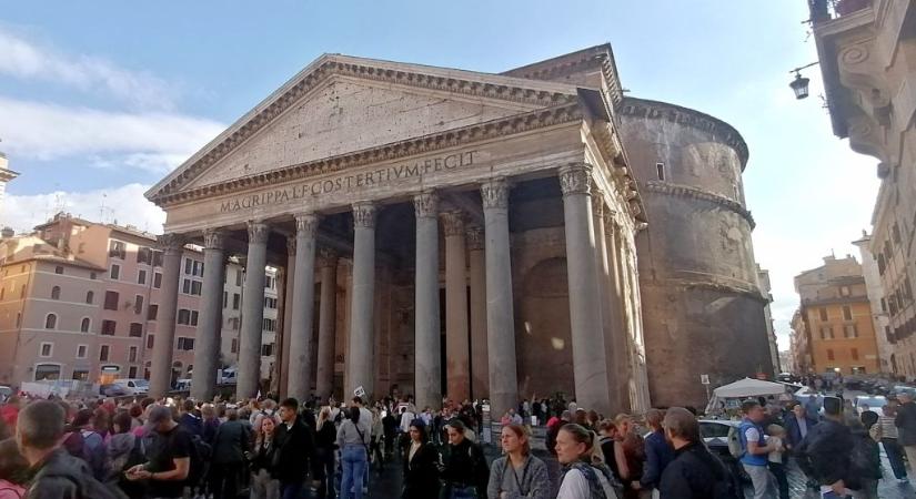 Lánya előtt zuhant halálba egy turista a római Pantheon faláról