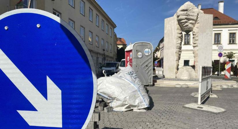 Gőzerővel hasít a munka – Friss fotókon a veszprémi Szabadság téri útfelújítás