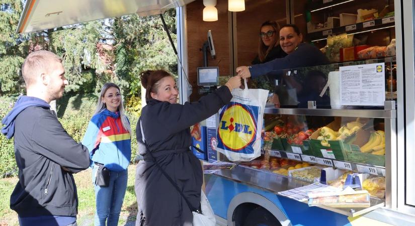 Osztatlan sikert aratott a Lidl mozgóboltja ebben a zalai faluban – a vásárlók azt szeretnék, ha máskor is jönne (videó)