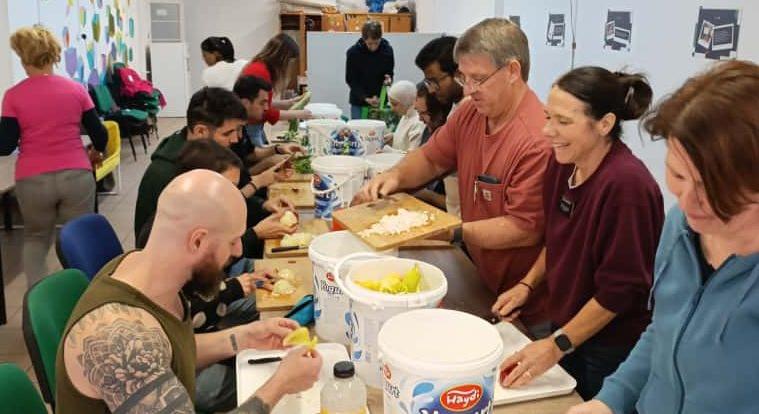 Zöldségekből lett szolidaritás – rászorulóknak főzött a Food Not Bombs Debrecen és a Baross16 közössége